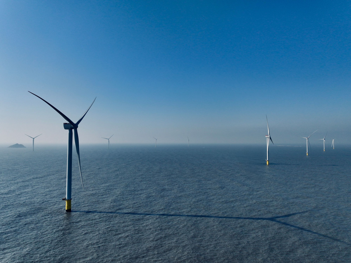 ▲전라남도 신안군 자은도 북서쪽 공유수면해상에 있는 전남해상풍력 1단지에 10MW급 풍력발전기 10기가 설치돼 있다. (사진제공=SK이노베이션 E&S)