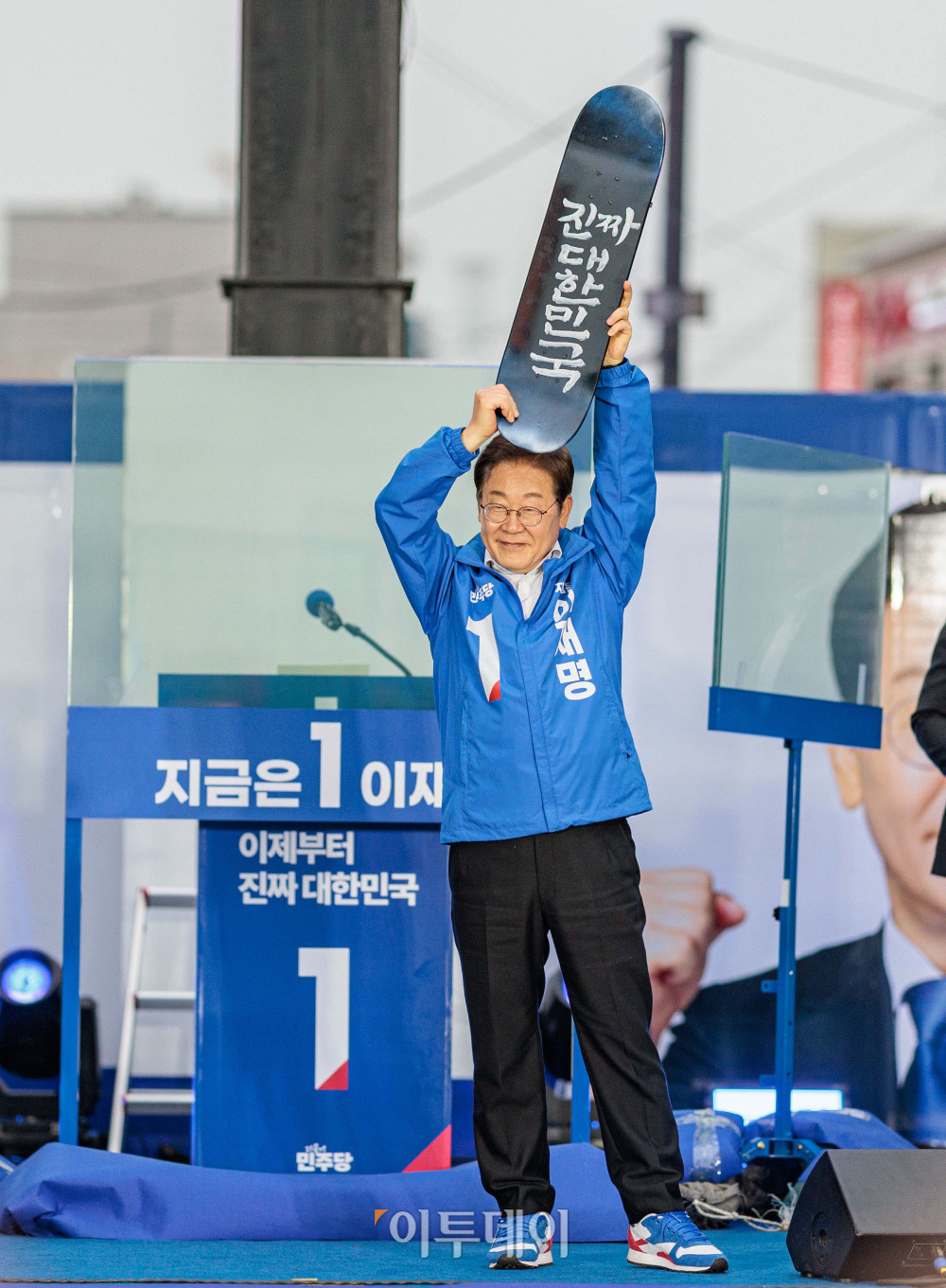 ▲이재명 더불어민주당 대선 후보가 19일 서울 마포구 홍익대인근에서 열린 유세에서 시민들에게 지지를 호소하고 있다. 사진=신태현 기자 holjjak@