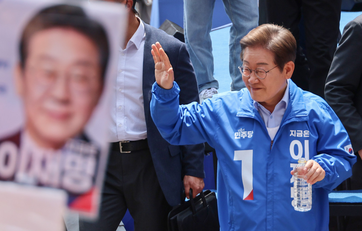 ▲더불어민주당 이재명 대선 후보가 21일 인천광역시 남동구 구월 로데오광장에서 열린 유세에서 시민들에게 인사하고 있다. (사진=연합뉴스)