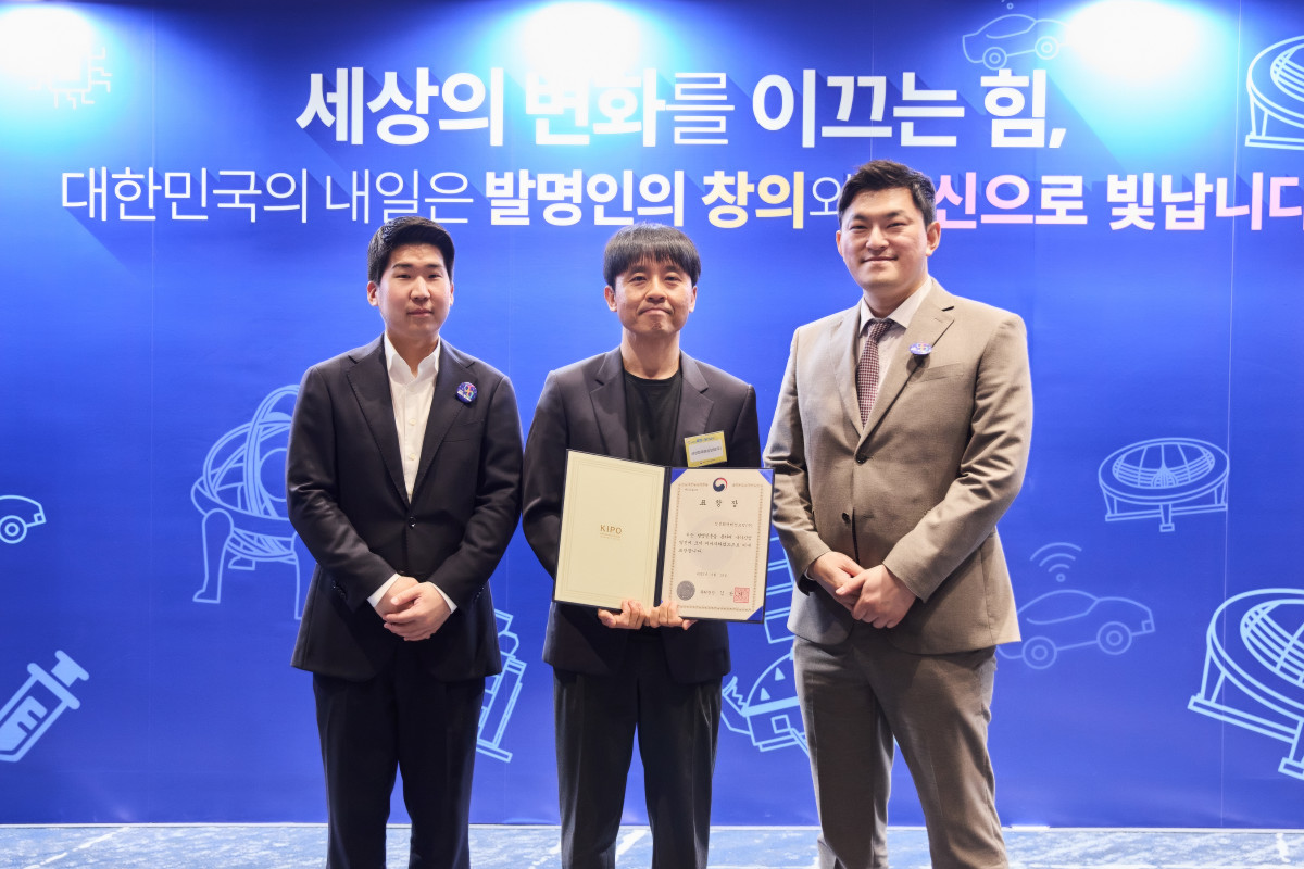 ▲한종엽(왼쪽부터) 삼성화재 법무지원파트 프로, 김광준 삼성화재 파트장, 김종주 삼성화재 변리사가 19일 특허청이 주최하고 한국발명진흥회가 주관한 '제60회 발명의 날' 기념식에서 보험업계 최초로 '특허청장 표창'을 수상하고 기념사진을 촬영하고 있다. (사진제공=삼성화재)