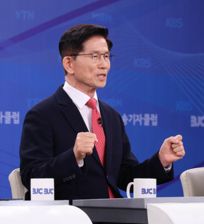 ▲국민의힘 김문수 대선 후보가 경기 고양시 MBN 미디어센터에서 열린 한국방송기자클럽 대선 후보 초청 토론회에서 발언하고 있다.  (연합뉴스)