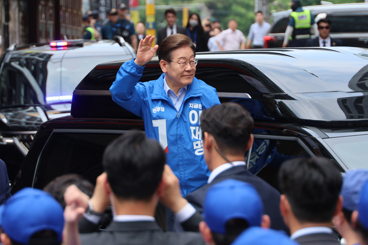 ▲더불어민주당 이재명 대선 후보가 21일 인천광역시 남동구 구월 로데오광장에서 열린 유세에서 시민들에게 인사하고 있다. (사진=연합뉴스)