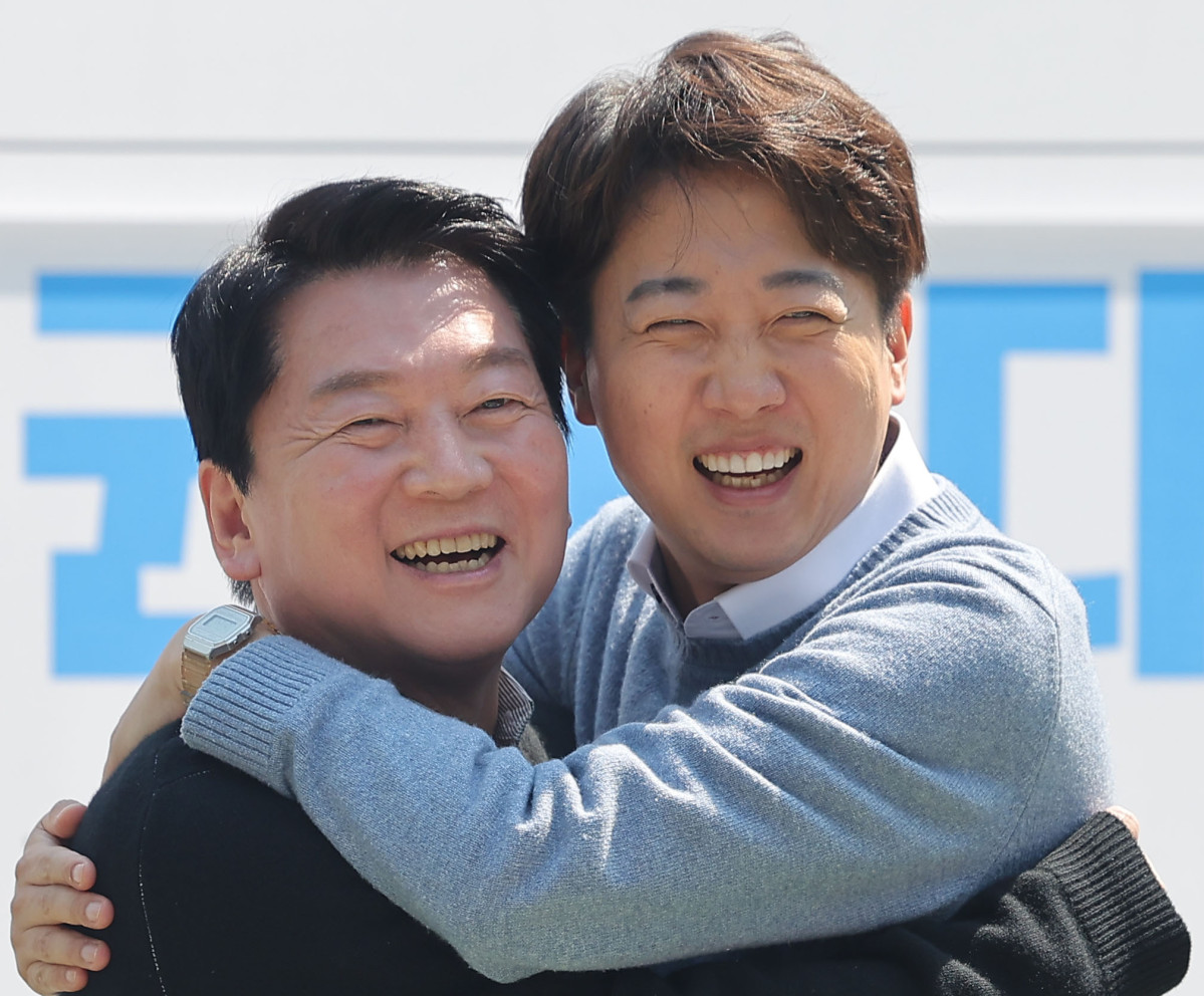 ▲국민의힘 안철수 대선 경선 후보와 개혁신당 이준석 대선 후보가 4월 25일 경기도 성남시 판교역 앞 광장에서 열린 인공지능(AI) 관련 '미래를 여는 단비토크'에서 만나 포옹하고 있다. (연합뉴스)