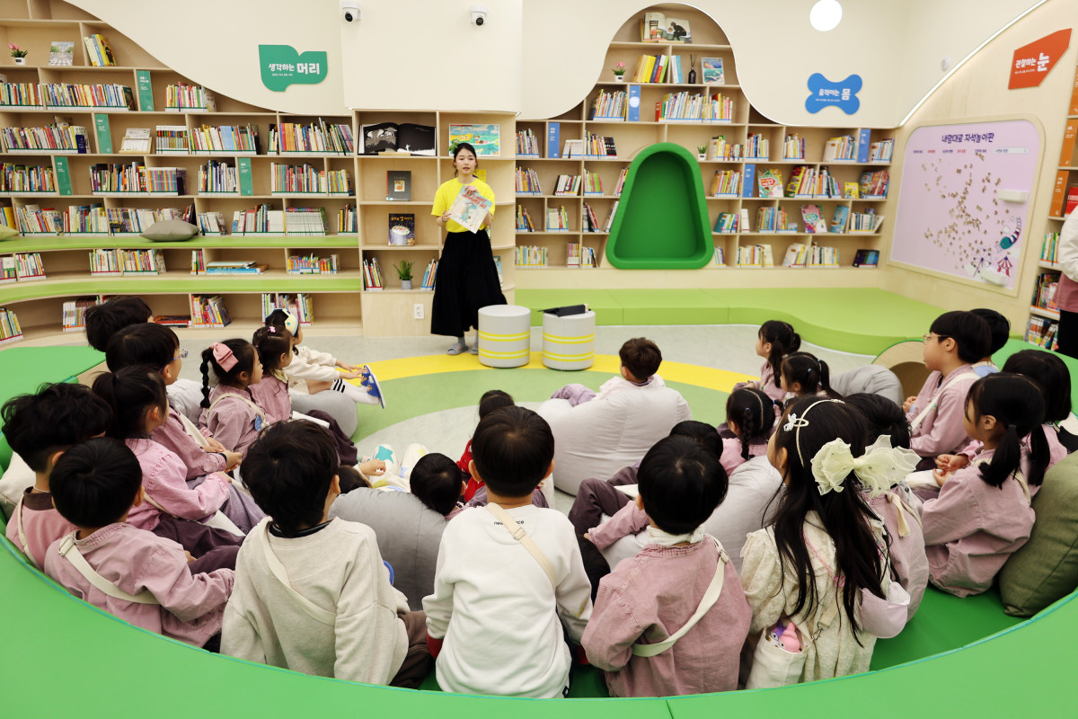 ▲부산 키즈라이브러리 119안전체험관점에서 아이들이 영어 구연 동화 수업을 듣고 있다. (사진제공=이마트)