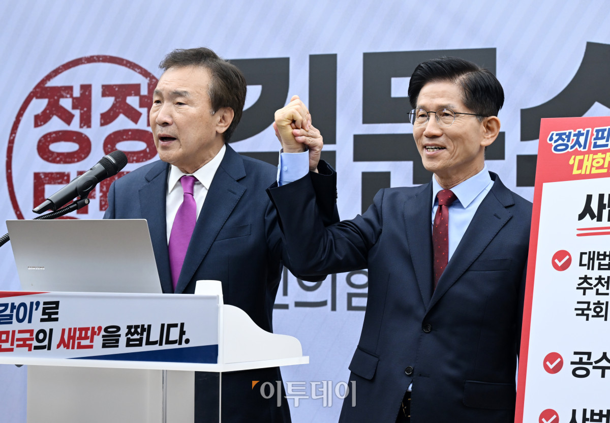 ▲손학규(왼쪽) 전 민주당·바른미래당 대표가 22일 서울 여의도 국민의힘 중앙당사에서 열린 정치개혁 관련 긴급 기자회견에서 김문수 국민의힘 대선후보 지지 선언을 하고 있다. 조현호 기자 hyunho@