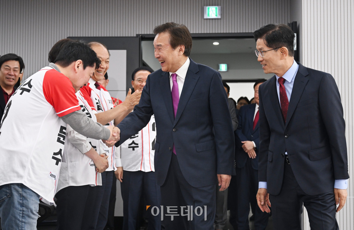 ▲김문수(오른쪽) 국민의힘 대선 후보와 손학규 전 민주당·바른미래당 대표가 22일 서울 여의도 국민의힘 중앙당사에서 열린 정치개혁 관련 긴급 기자회견에 참석하고 있다. 조현호 기자 hyunho@