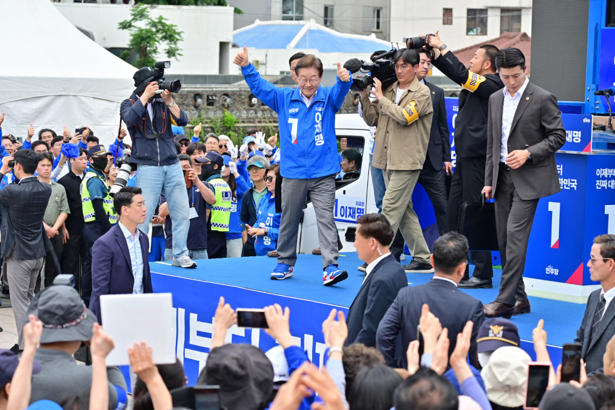 ▲더불어민주당 이재명 대선 후보가 22일 오전 제주시 동문로터리에서 유세를 하고 있다. [제주도사진기자회] (사진=연합뉴스)