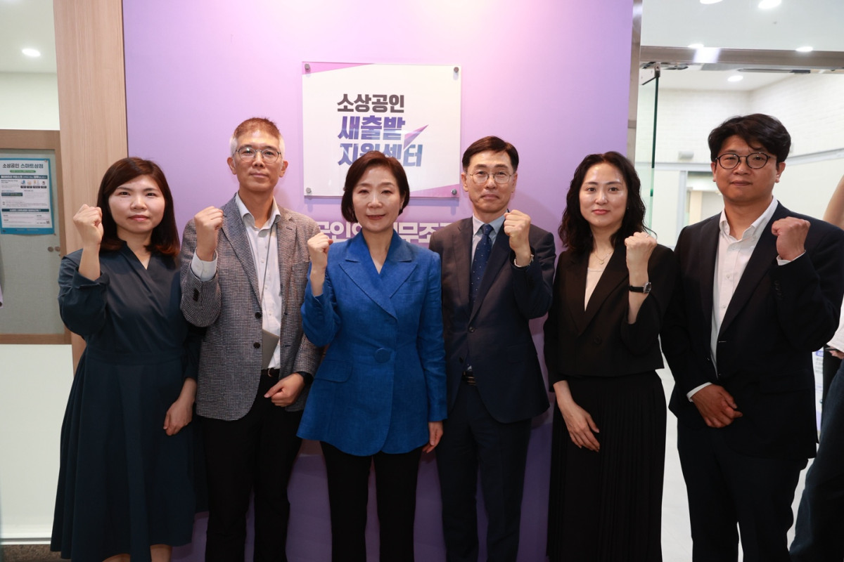 ▲오영주 중소벤처기업부 장관이 22일 서울 종로구 소상공인시장진흥공단 서울중부센터에서 열린 '소상공인 새출발 지원센터 개소식'에서 현판 제막 후 기념 촬영을 하고 있다. (사진제공=중소벤처기업부)