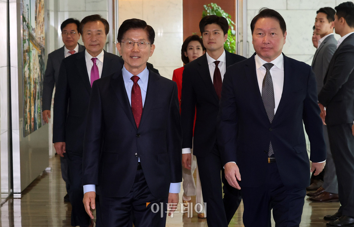 ▲김문수(왼쪽) 국민의힘 대선후보와 최태원 대한상공회의소 회장이 22일 서울 중구 대한상공회의소에서 열린 김문수 국민의힘 대선후보-경제5단체 간담회에 참석하고 있다. 조현호 기자 hyunho@