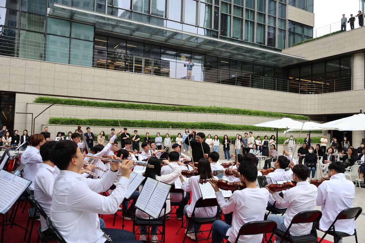 ▲20일 서울 강남 센터필드 야외광장에서 하트하트오케스트라가 공연을 진행하고 있다. (사진=이지스자산운용)