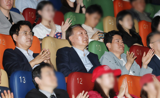 ▲윤석열 전 대통령이 21일 서울 메가박스 동대문에서 다큐멘터리 영화 '부정선거, 신의 작품인가' 관람 도중 계엄령 선포 장면이 나오자 관람객의 박수를 받고 있다. 2025.5.21. (연합뉴스)