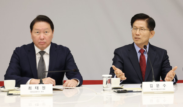 ▲<YONHAP PHOTO-4733> 인사말 하는 국민의힘 김문수 대선 후보    (서울=연합뉴스) 황광모 기자 = 국민의힘 김문수 대선 후보가 22일 서울 중구 대한상공회의소에서 열린 경제 5단체장 간담회에서 인사말을 하고 있다. 2025.5.22 [공동취재]    hkmpooh@yna.co.kr/2025-05-22 12:28:49/<저작권자 ⓒ 1980-2025 ㈜연합뉴스. 무단 전재 재배포 금지, AI 학습 및 활용 금지>