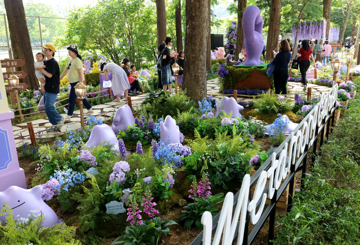 ▲22일 서울 동작구 보라매공원에서 열린 ‘2025 서울국제정원박람회’를 찾은 시민들이 정원을 거닐고 있다. 올해 10회째를 맞이한 이번 전시는 ‘서울, 그린 소울(Seoul, Green Soul)’를 주제로 총 110여개의 정원이 조성됐으며, 10월 20일까지 진행된다. 신태현 기자 holjjak@