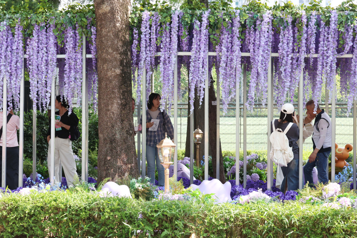 ▲22일 서울 동작구 보라매공원에서 열린 ‘2025 서울국제정원박람회’를 찾은 시민들이 정원을 거닐고 있다. 올해 10회째를 맞이한 이번 전시는 ‘서울, 그린 소울(Seoul, Green Soul)’를 주제로 총 110여개의 정원이 조성됐으며, 10월 20일까지 진행된다. 신태현 기자 holjjak@