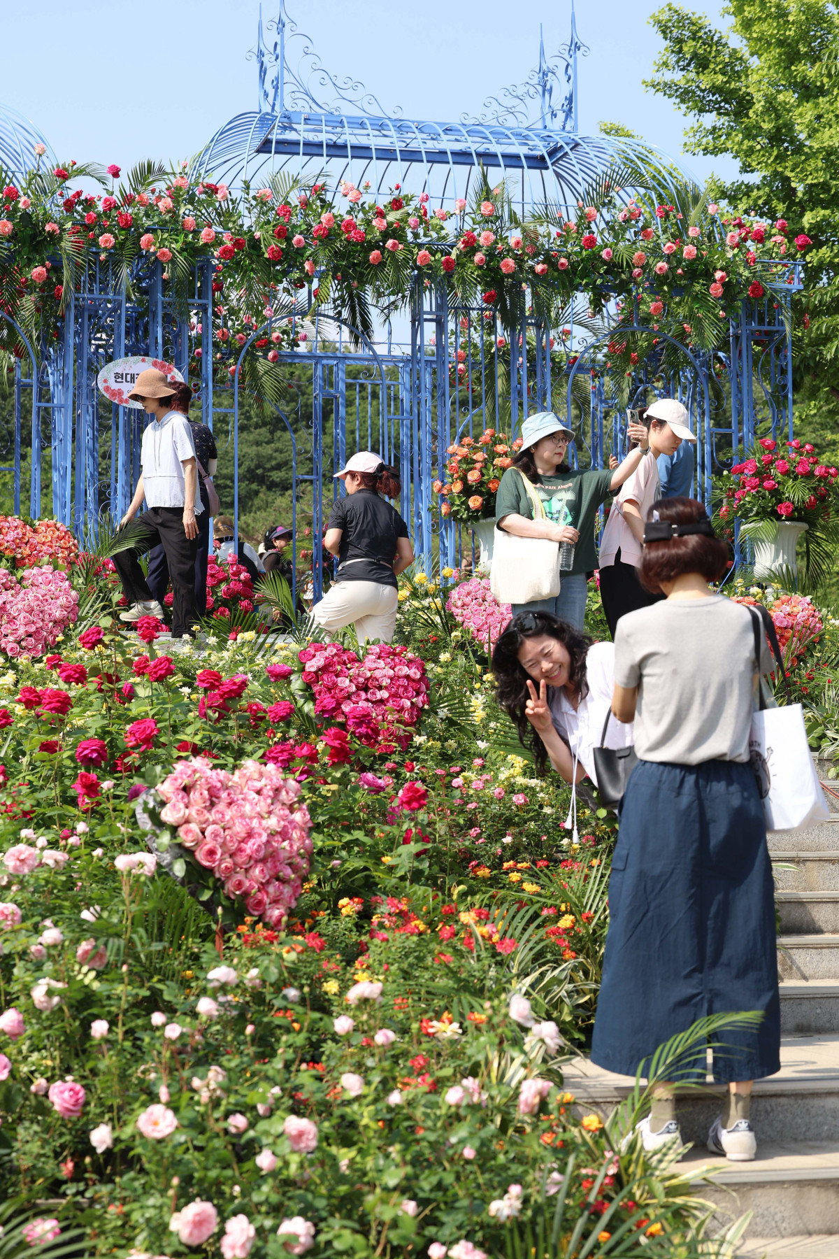 ▲22일 서울 동작구 보라매공원에서 열린 ‘2025 서울국제정원박람회’를 찾은 시민들이 정원을 거닐고 있다. 올해 10회째를 맞이한 이번 전시는 ‘서울, 그린 소울(Seoul, Green Soul)’를 주제로 총 110여개의 정원이 조성됐으며, 10월 20일까지 진행된다. 신태현 기자 holjjak@