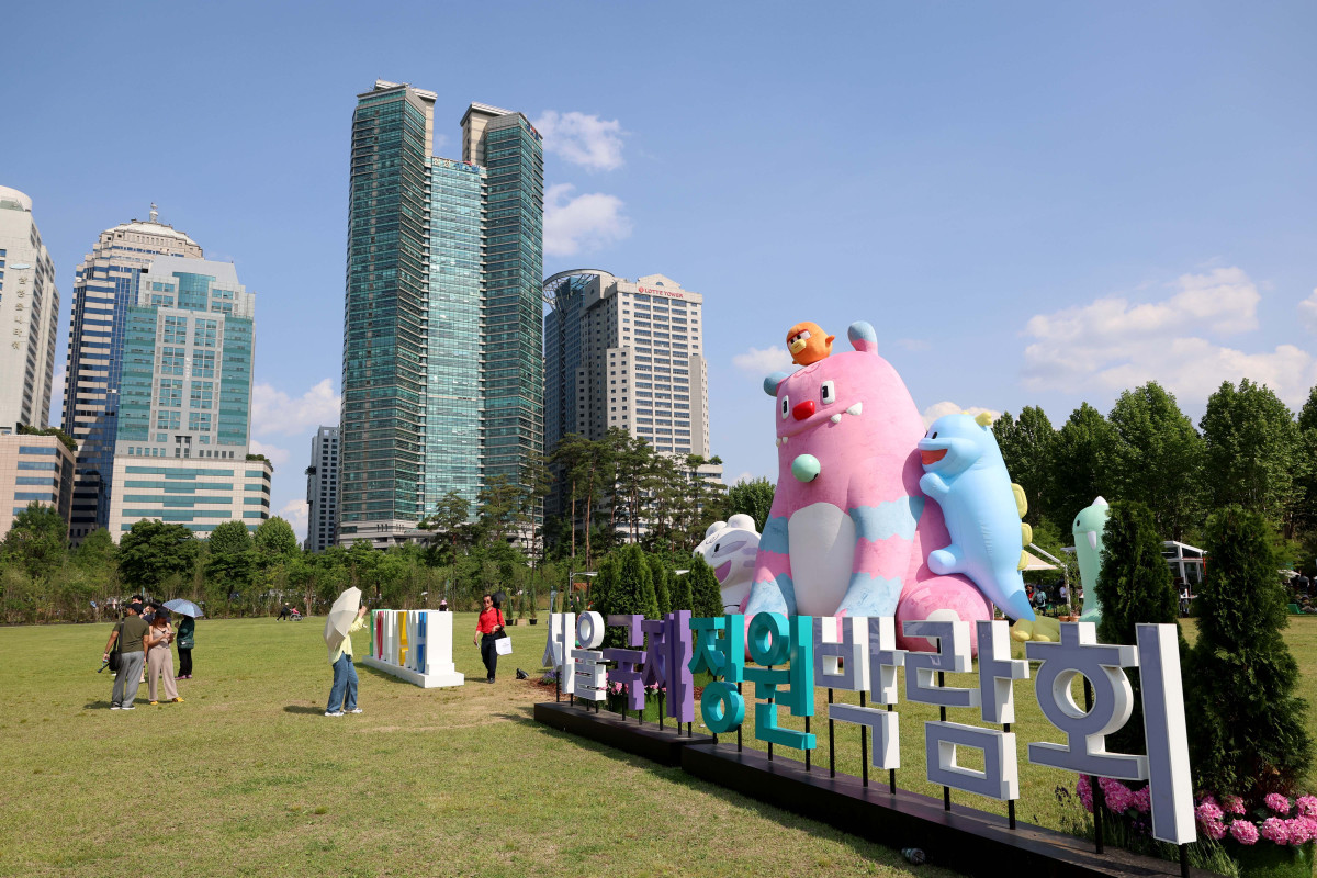 ▲서울 동작구 보라매공원에서 열린 ‘2025 서울국제정원박람회’를 찾은 시민들이 정원을 거닐고 있다.  (신태현 기자 holjjak@)
