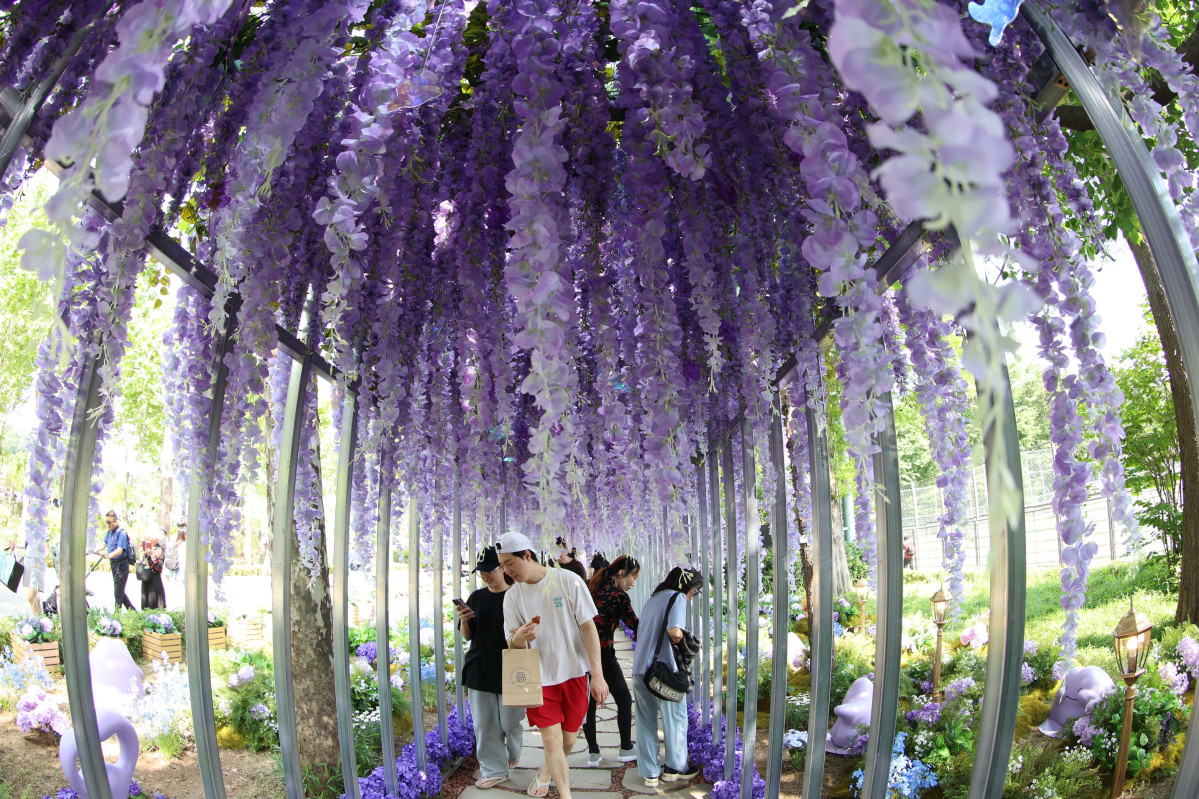 ▲22일 서울 동작구 보라매공원에서 열린 ‘2025 서울국제정원박람회’를 찾은 시민들이 정원을 거닐고 있다. 올해 10회째를 맞이한 이번 전시는 ‘서울, 그린 소울(Seoul, Green Soul)’를 주제로 총 110여개의 정원이 조성됐으며, 10월 20일까지 진행된다. 신태현 기자 holjjak@