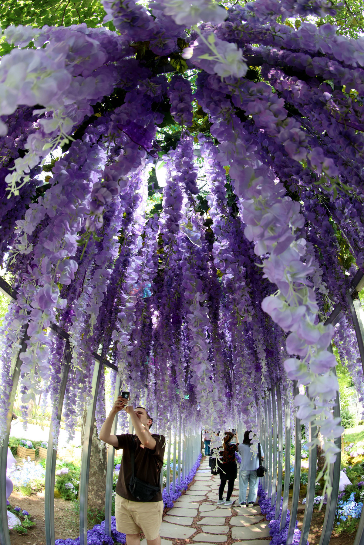 ▲22일 서울 동작구 보라매공원에서 열린 ‘2025 서울국제정원박람회’를 찾은 시민들이 정원을 거닐고 있다. 올해 10회째를 맞이한 이번 전시는 ‘서울, 그린 소울(Seoul, Green Soul)’를 주제로 총 110여개의 정원이 조성됐으며, 10월 20일까지 진행된다. 신태현 기자 holjjak@