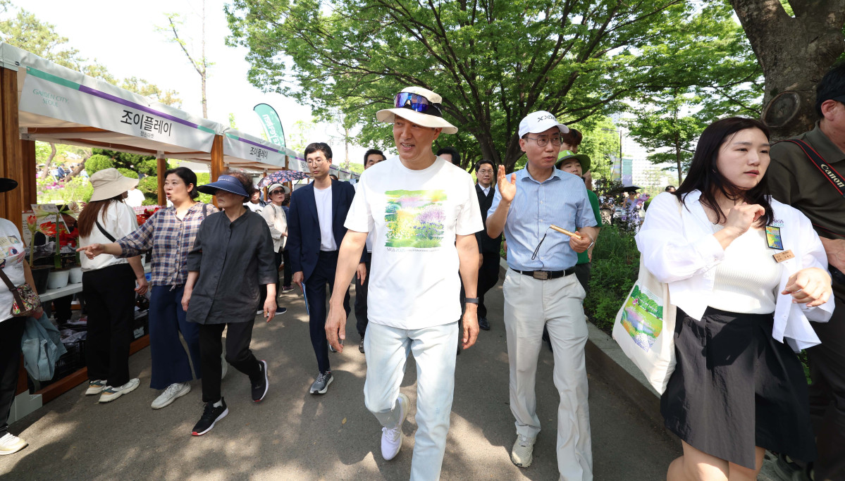 ▲오세훈 서울시장이 22일 서울 동작구 보라매공원에서 열린 ‘2025 서울국제정원박람회’ 개막식 참석에 앞서 행사장을 둘러보고 있다. 올해 10회째를 맞이한 이번 전시는 ‘서울, 그린 소울(Seoul, Green Soul)’를 주제로 총 110여개의 정원이 조성됐으며, 10월 20일까지 진행된다. 신태현 기자 holjjak@