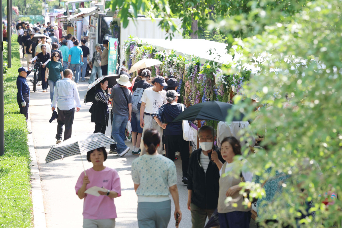 ▲22일 서울 동작구 보라매공원에서 열린 ‘2025 서울국제정원박람회’를 찾은 시민들이 정원을 거닐고 있다. 올해 10회째를 맞이한 이번 전시는 ‘서울, 그린 소울(Seoul, Green Soul)’를 주제로 총 110여개의 정원이 조성됐으며, 10월 20일까지 진행된다. 신태현 기자 holjjak@