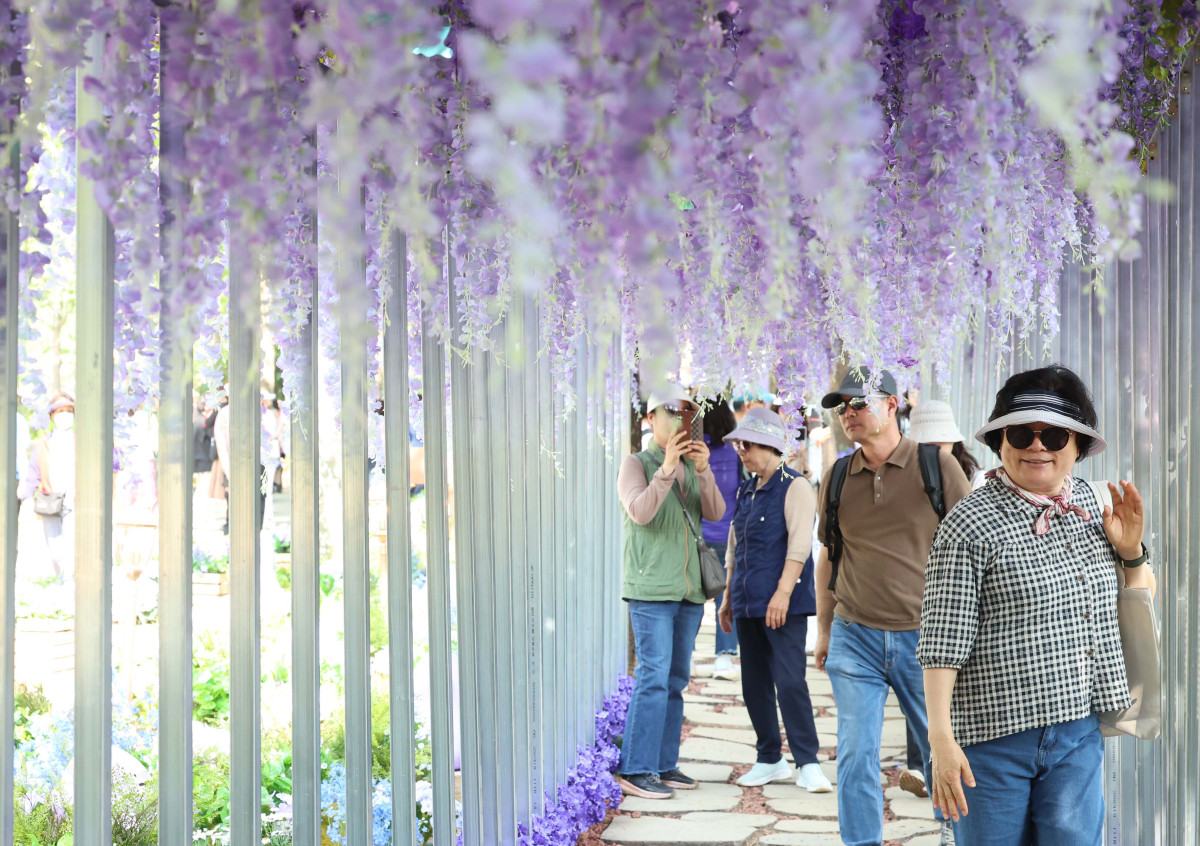 ▲22일 서울 동작구 보라매공원에서 열린 ‘2025 서울국제정원박람회’를 찾은 시민들이 정원을 거닐고 있다. 올해 10회째를 맞이한 이번 전시는 ‘서울, 그린 소울(Seoul, Green Soul)’를 주제로 총 110여개의 정원이 조성됐으며, 10월 20일까지 진행된다. 신태현 기자 holjjak@