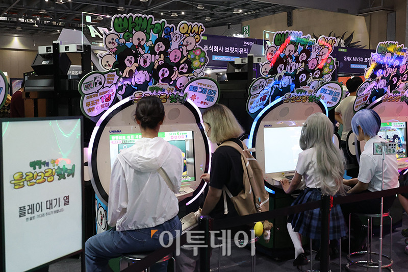 ▲22일 경기 일산 킨텍스 제1전시장에서 열린 2025 플레이엑스포(PlayX4)에서 관람객들이 게임을 즐기고 있다. 25일까지 열리는 이번 행사에는 국내외 주요 게임 기업들이 참석해 신작 전시 및 체험, 레트로장터, e스포츠 대회, 코스프레 이벤트 등 다양한 프로그램을 만날 수 있다. 고이란 기자 photoeran@