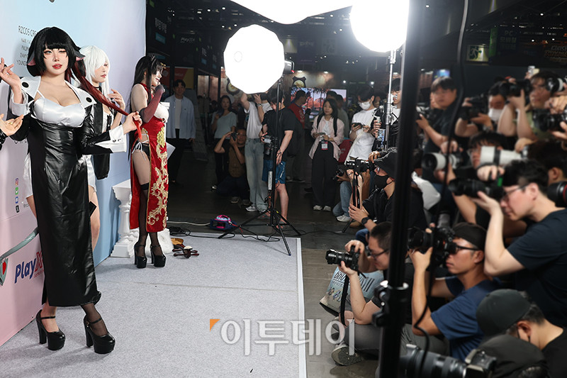 ▲22일 경기 일산 킨텍스 제1전시장에서 열린 2025 플레이엑스포(PlayX4)에서 관람객들이 코스프레 모델을 촬영하고 있다. 25일까지 열리는 이번 행사에는 국내외 주요 게임 기업들이 참석해 신작 전시 및 체험, 레트로장터, e스포츠 대회, 코스프레 이벤트 등 다양한 프로그램을 만날 수 있다. 고이란 기자 photoeran@