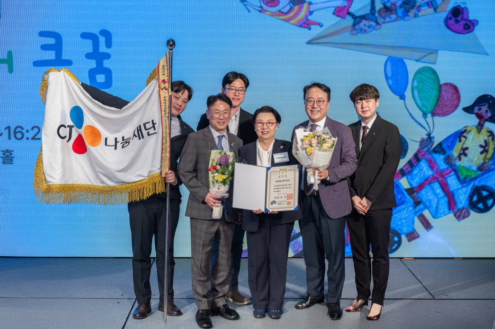 ▲CJ도너스캠프가 올해 진행된 ‘제103회 어린이날 기념식’에서 아동복지 증진에 기여한 공로를 인정받아 대통령 표창을 수상했다. 민희경 CJ사회공헌추진단장(오른쪽 세번째) 등 CJ 관계자들이 수상 직후 기념사진을 찍고 있다.  (사진제공=CJ그룹)