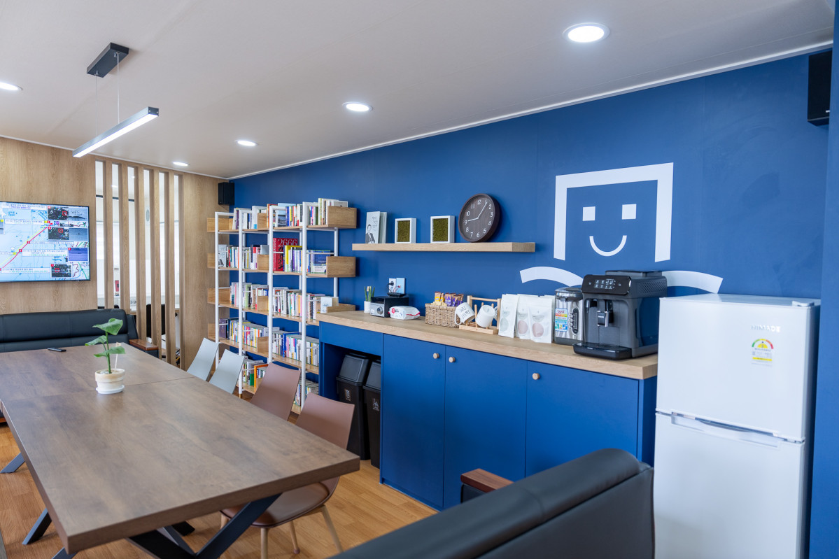 ▲롯데가 작년 11월 공군부대 장병들을 위해 마련한 청춘책방 내부 전경. (사진제공=롯데그룹)