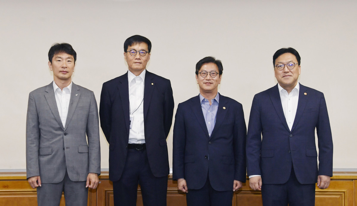 ▲김범석 기획재정부 장관 직무대행 1차관이 23일 오전 서울 중구 은행회관에서 열린 '거시경제·금융현안 간담회'를 주재, 회의 시작에 앞서 기념촬영을 하고 있다.<왼쪽부터 이복현 금융감독원장, 이창용 한국은행 총재, 김범석 기획재정부 장관 직무대행 1차관, 김병환 금융위원장> (기획재정부)