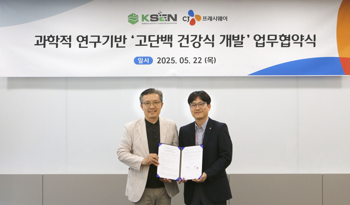 ▲ 22일 서울 마포구 CJ프레시웨이 본사에서 최석중 CJ프레시웨이 FS사업담당(오른쪽)과 임기원 사단법인 한국운동영양학회 이사장(왼쪽)이 기념사진을 촬영하고 있다. (사진제공=CJ프레시웨이)