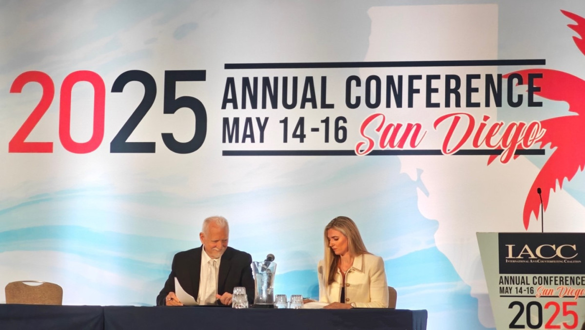 ▲미국 샌디에이고에서 개최된 ‘국제위조방지연합(IACC) 2025 연례회의’에서 (왼쪽부터)밥 바르키에시 IACC 회장과 크리스틴 카사첼리 테무 미국 지식재산권 준수 책임자가 업무협약을 체결하고 있다. (사진제공=테무)