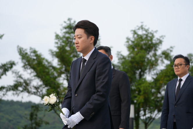 ▲이준석 개혁신당 대선 후보가 23일 경남 김해시 진영읍 봉하마을을 방문해 노무현 전 대통령 묘역을 참배하고 있다. 2025.5.23. (개혁신당 제공)