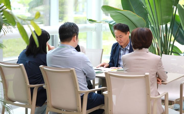 ▲김원규 수원시 특이민원대응전문관(사진 오른쪽에서 두 번째)이 수원시 공직자와 상담하고 있다. (수원특례시)