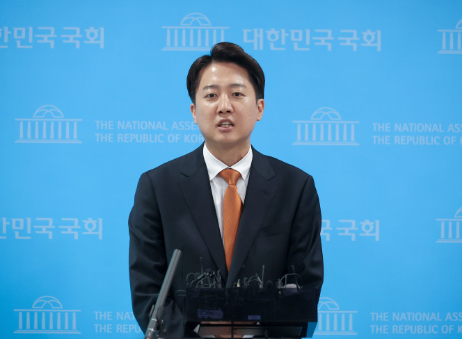 ▲개혁신당 이준석 대선 후보가 22일 서울 여의도 국회 소통관에서 국민의힘 김문수 대선 후보와의 단일화 요구에 대한 입장 발표 기자회견을 마친 뒤 취재진 질문에 답하고 있다. 2025.5.22. (연합뉴스)