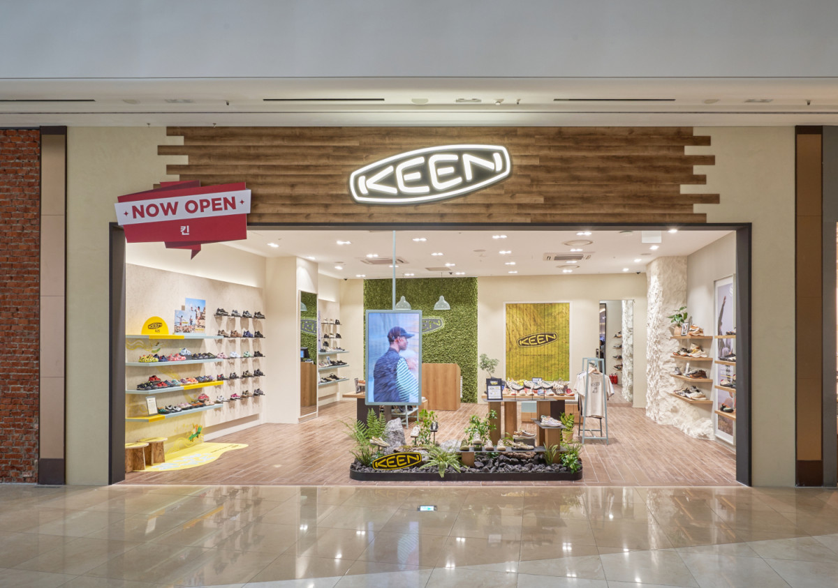 ▲LF가 전개하는 미국 어반 아웃도어 슈즈 브랜드 ‘킨’(KEEN)이 스타필드 고양점에 국내 다섯 번째 매장이자, 첫 번째 ‘가라지(garage)’ 매장을 오픈했다. (사진제공=LF)
