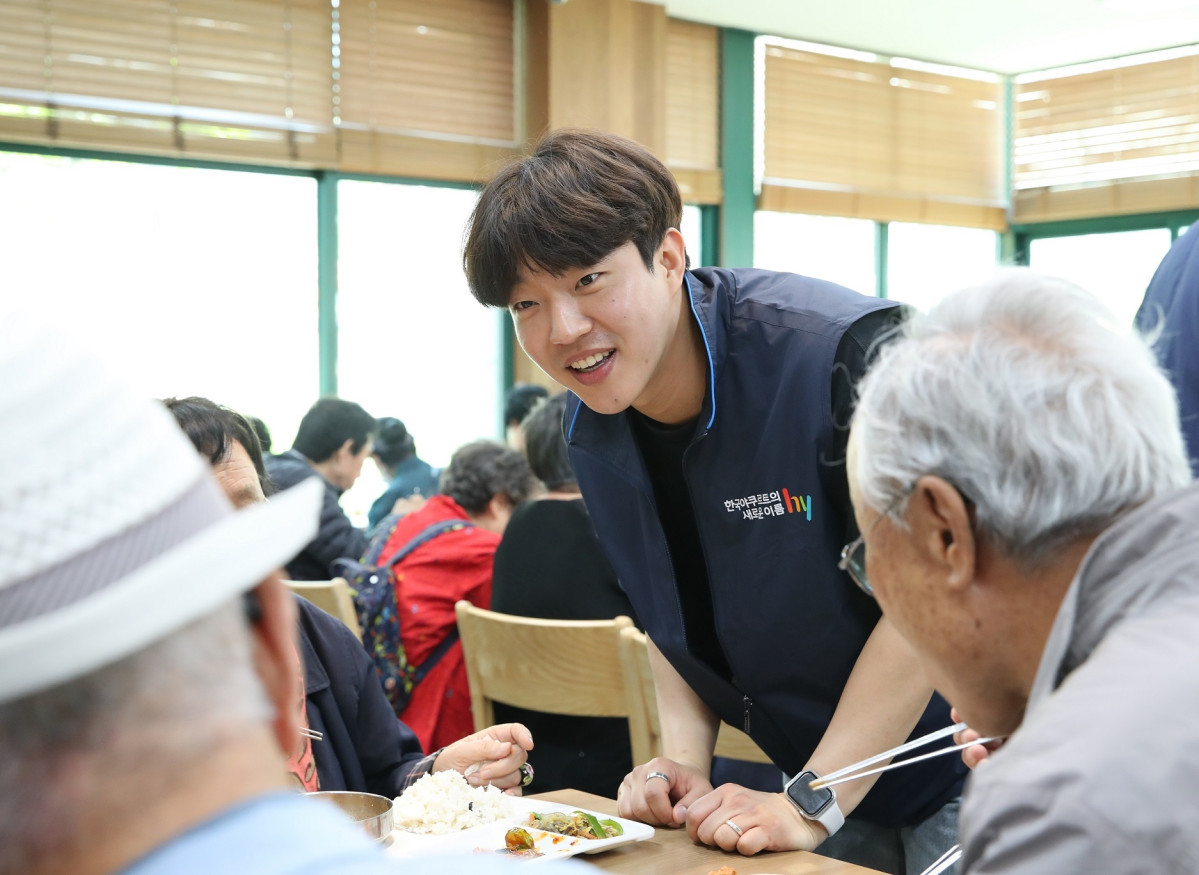 ▲지역사회 밀착형 사회공헌활동에 나서고 있는 hy 직원 (사진제공=hy)