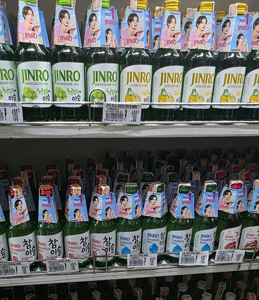 ▲18일(현지시간) 찾은 필리핀 최대 규모 슈퍼마켓 퓨어골드(Puregold)에 진로(JINRO)의 과일소주 및 일반소주 제품들이 진열돼 있다. (마닐라=연희진 기자 toyo@)