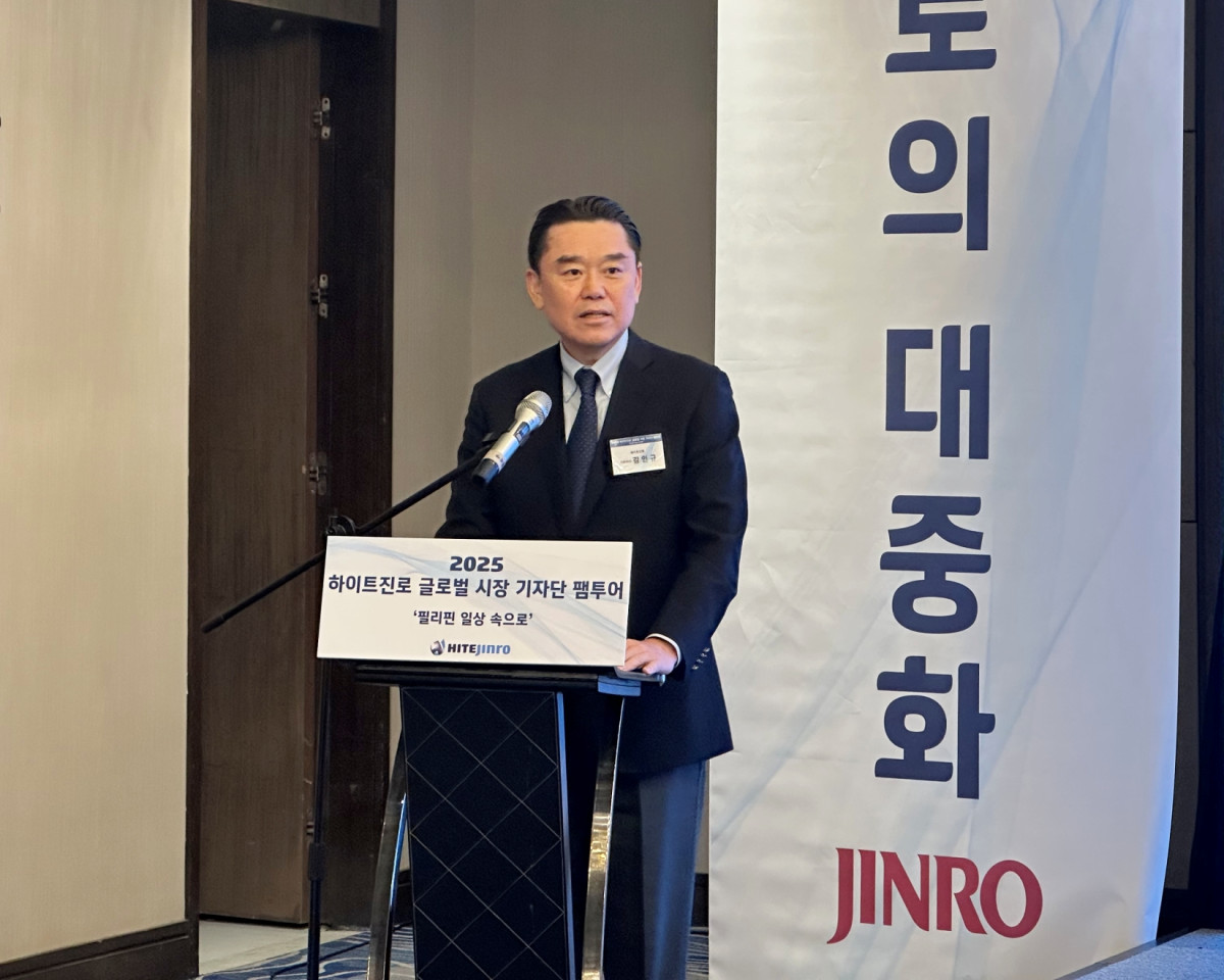 ▲김인규 하이트진로 대표이사가 18일(현지시간) 필리핀 마닐라 기자간담회에서 '진로의 대중화' 비전을 밝히고 있다. (사진제공=하이트진로)