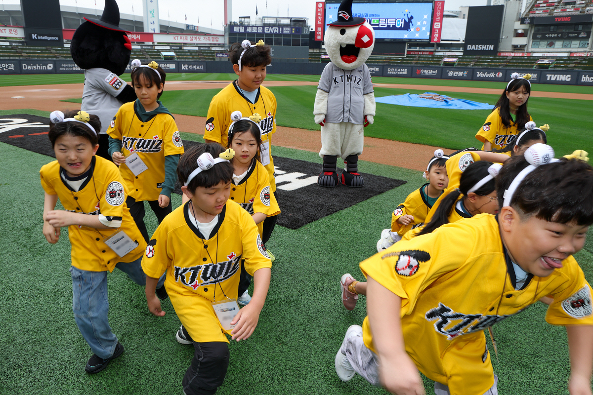 ▲어린이 드림투어’에 참여한 KT꿈품교실 아동들이 수원 KT위즈파크의 그라운드에서 체육 활동을 즐기는 모습. (사진제공=KT)