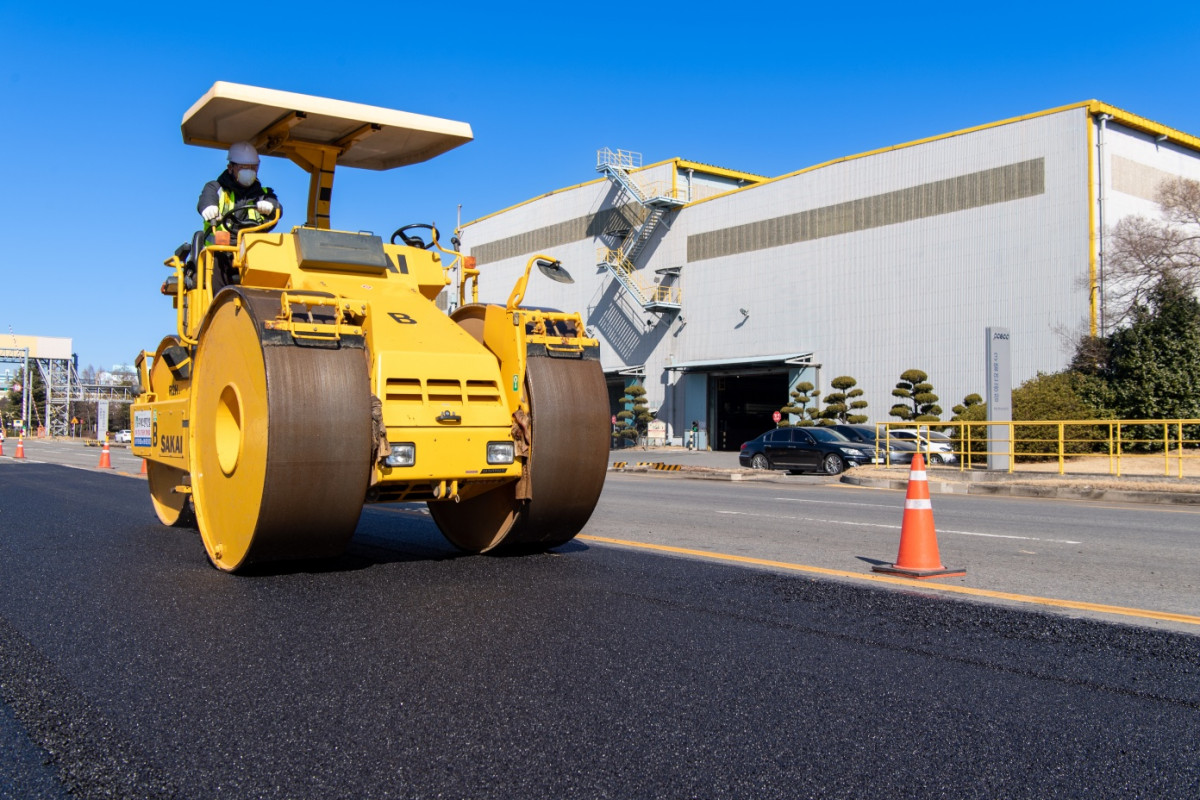 ▲재강 슬래그를 활용해 아스팔트 도로포장을 하는 모습. (자료제공=포스코)