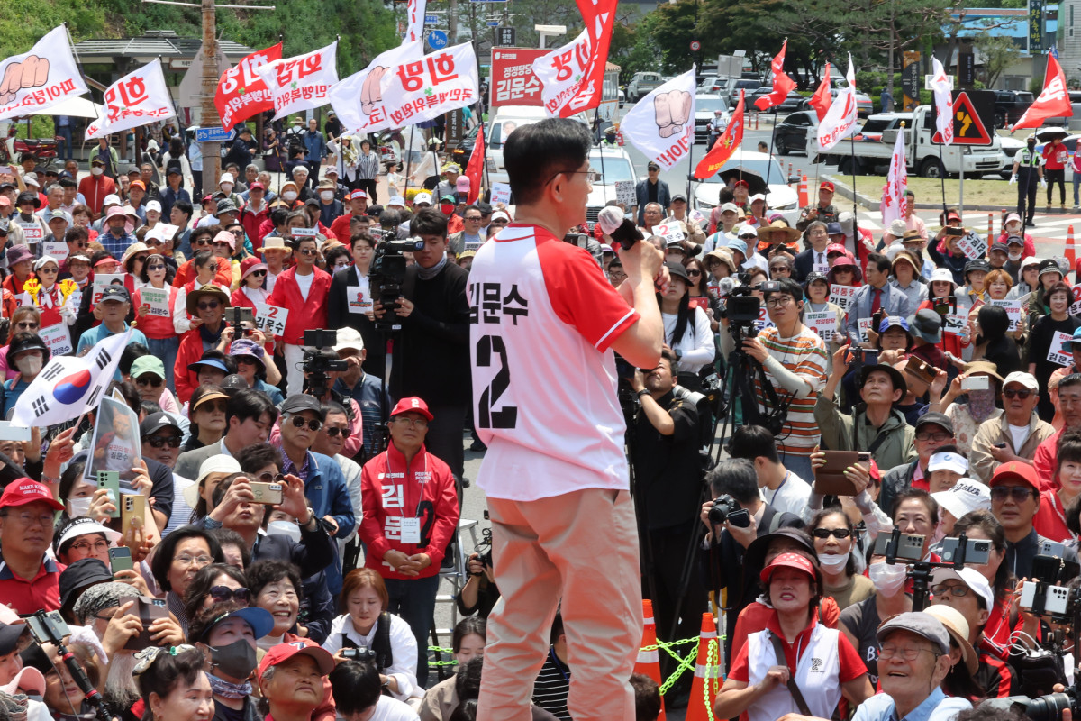 ▲김문수 국민의힘 대선 후보가 25일 충남 공주시 공산성에서 열린 유세에서 지지호소를 하고 있다. (사진제공=뉴시스)