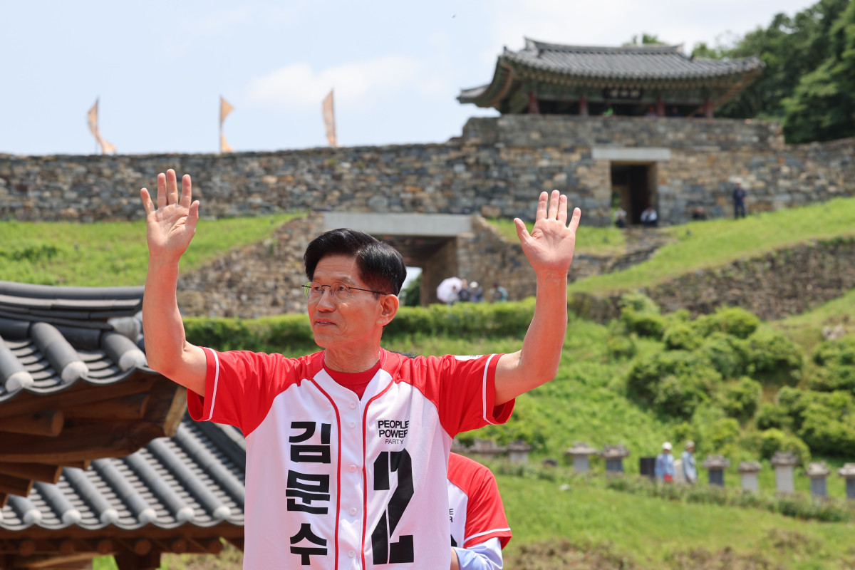 ▲김문수 국민의힘 대선 후보가 25일 충남 공주시 공산성에서 열린 유세에서 지지자들에게 인사하고 있다. (사진제공=뉴시스)