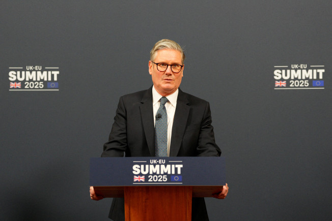 ▲19일(현지시간) 영국 런던 랭커스터 하우스에서 열린 영국-EU 정상회담 기자회견에서 키어 스타머 영국 총리가 연설하고 있다. 런던/로이터연합뉴스