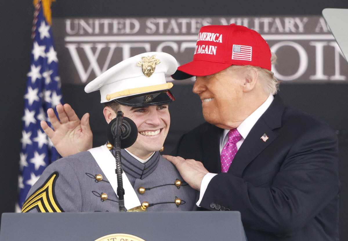 ▲도널드 트럼프 미국 대통령이 24일(현지시간) 웨스트포인트 졸업식에서 사관생도를 격려하고 있다. 뉴욕/UPI연합뉴스