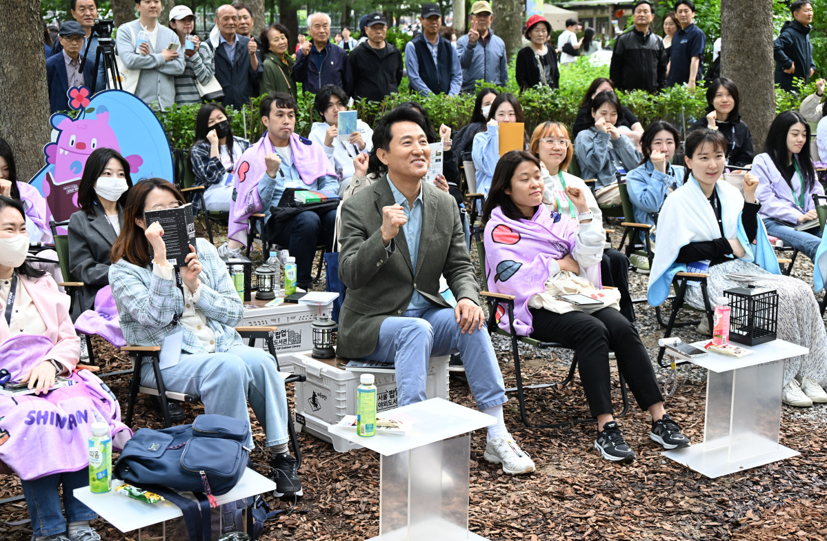 ▲오세훈 서울시장이 24일 서울국제정원박람회가 진행 중인 보라매공원에서 '힙독클럽' 회원들과 만났다. 사진제공-서울시