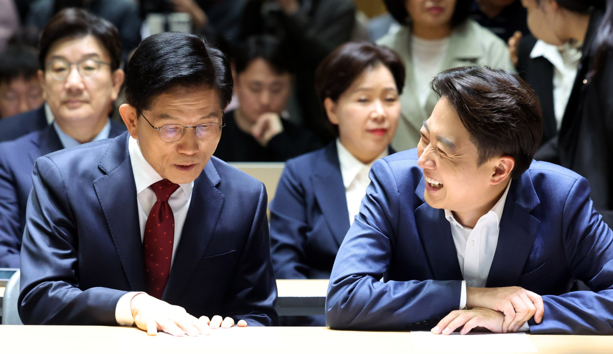 ▲김문수 국민의힘 대선 후보와 이준석 개혁신당 대선 후보가 19일 오전 서울 중구 서울시청에서 열린 '약자와 동행하는 서울' 토론회에서 대화하고 있다. 2025.05.19. (뉴시스)