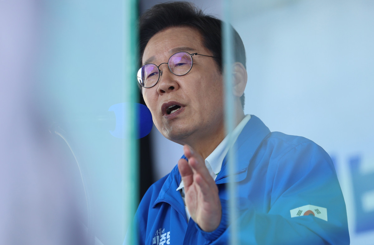 ▲더불어민주당 이재명 대선 후보가 25일 충남 당진시 당진전통시장에서 열린 유세에서 시민들에게 지지를 호소하고 있다. (연합뉴스)