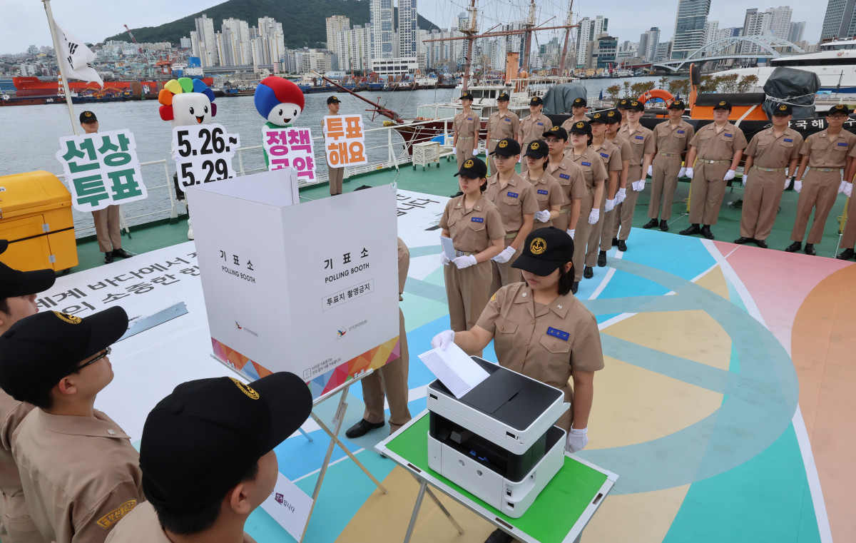 ▲부산해사고등학교 학생들이 제21대 대선 선상투표를 앞둔 21일 부산 중구 부산항만공사 부두에 정박한 한국해양수산연구원 실습선 한반도호에서 선상투표 모의 시연 행사를 하고 있다. (연합뉴스)