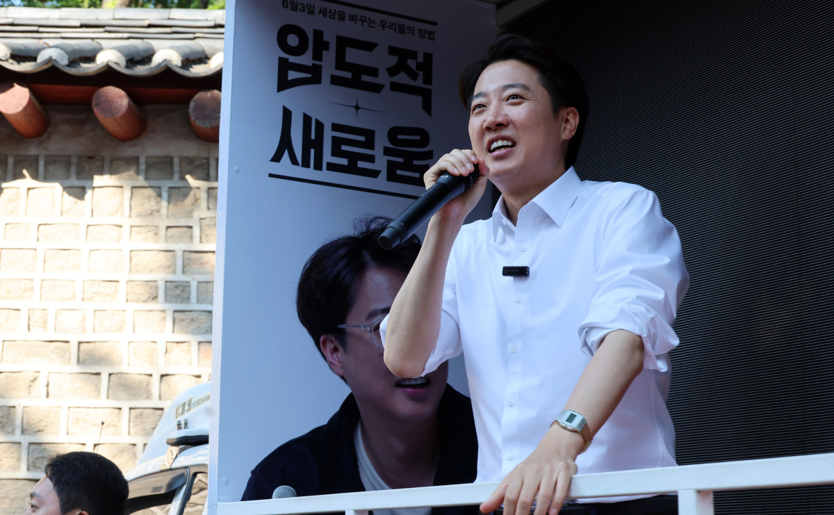 ▲이준석 개혁신당 대통령선거 후보가 25일 서울 종로구 종묘 인근 서순라길에서 유세를 하며 지지를 호소하고 있다. (사진제공=뉴시스)
